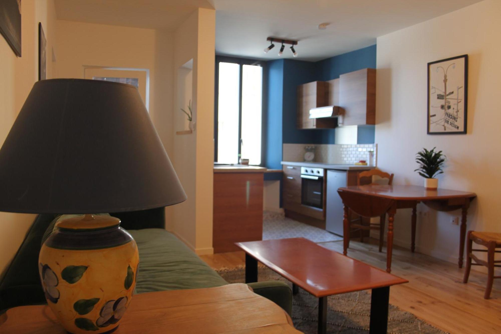 Comfortable Village In With Access To Large Garden With Beautiful Views Appartement *